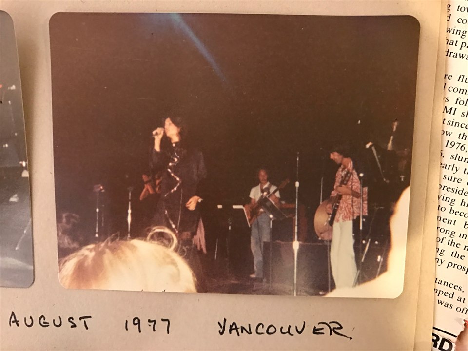 Denise McCann performing in Vancouver in August 1977